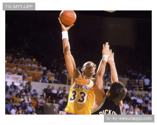 贾巴尔低位单打效率领先张伯伦打造历史得分王地位