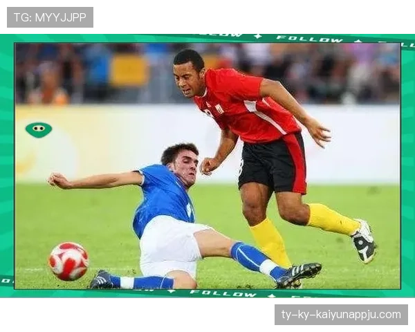 足球铲球规则详解：合法铲球判罚标准与犯规界限解析