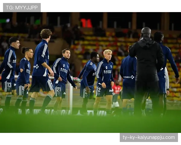 巴黎圣日耳曼中场缺乏统治力，导致攻防转换失衡